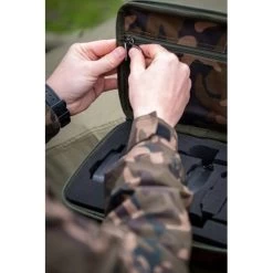 Etui Fox Camolite Mini Micron -Pêche Rabais Boutique CLU452 Fox Camolite Mini Micron Case in use 12 550x550h